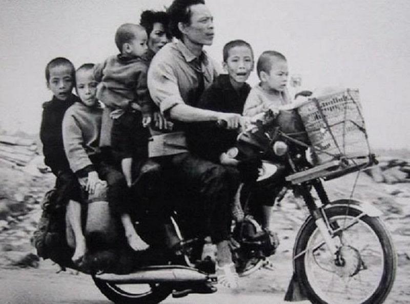 Ở thời bao cấp, gia đình có xe máy đã là hàng khá giả. 