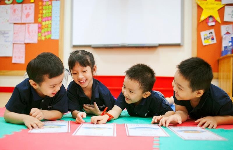 Cho trẻ làm quen với việc tự giác học trước khi đưa máy tính vào lớp học đảo ngược