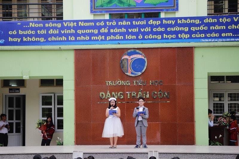 Học sinh tiểu học Đặng Trần Côn A tự tin dẫn chương trình