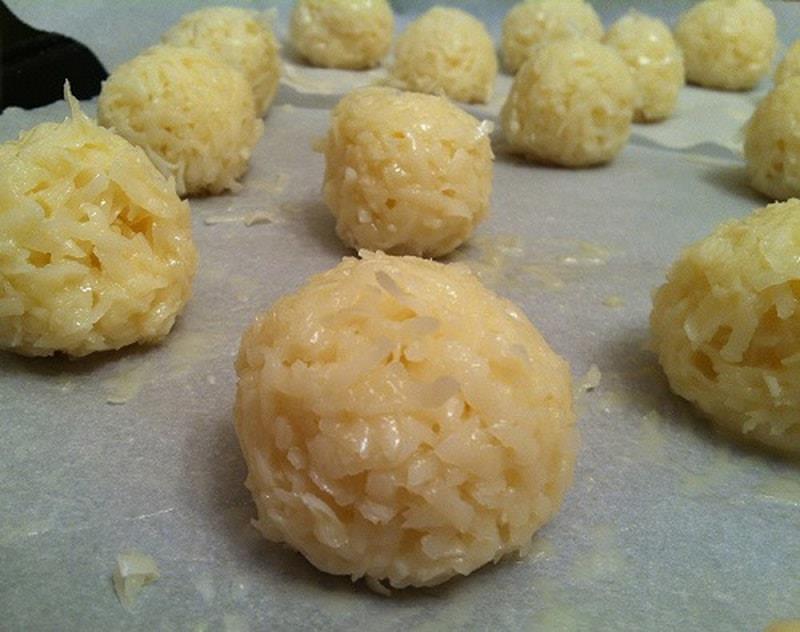 Bánh trung thu vị sữa dừa thơm ngon phù hợp với mọi lứa tuổi