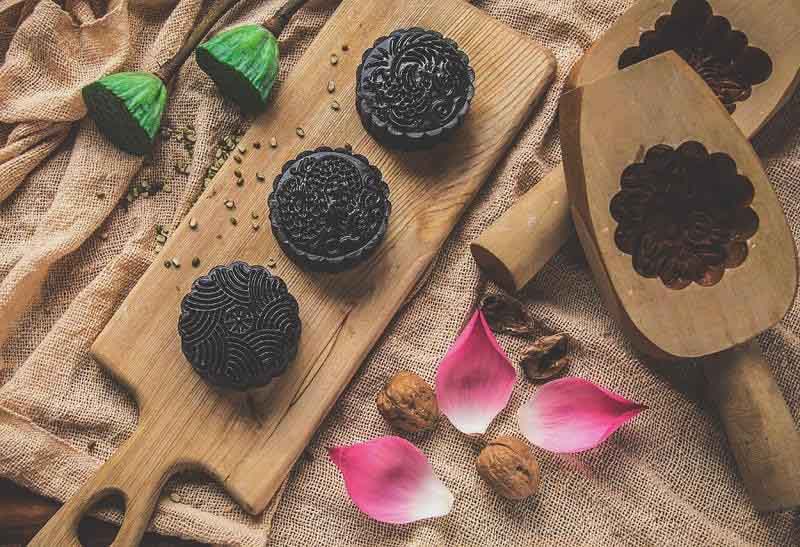 Vỏ bánh trung thu tinh than tre rất độc đáo và tinh tế