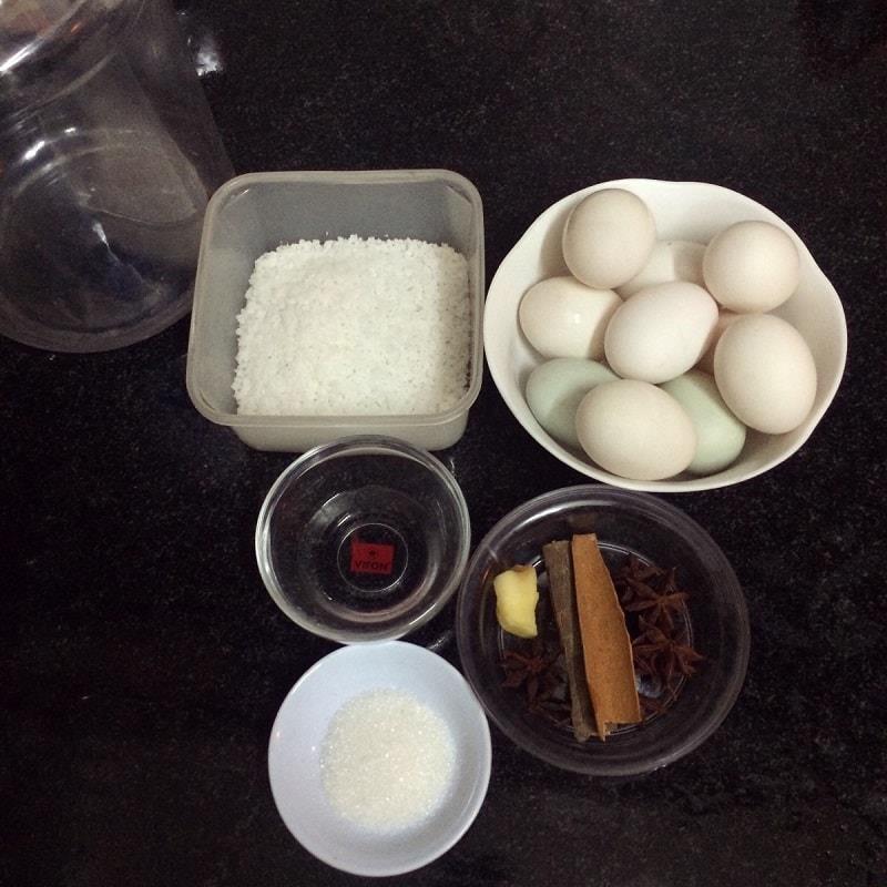 Trứng muối cho nhân bánh trung thu không khó làm nhưng tốn nhiều thời gian