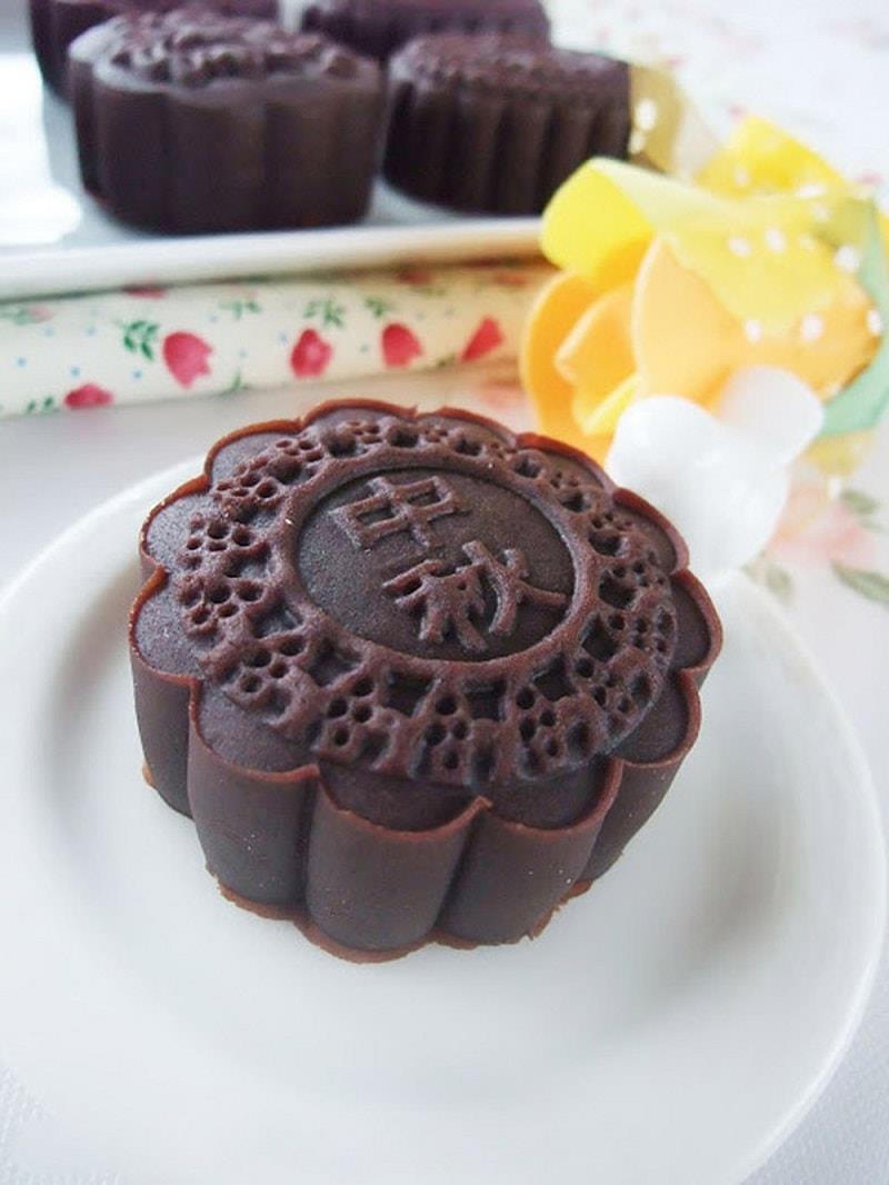 Vỏ bánh trung thu socola chắc chắn rất thu hút các bạn nhỏ