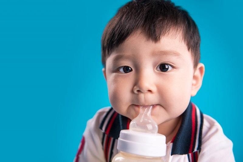 tập cho con thói quen uống sữa trong bình trước khi đi nhà trẻ
