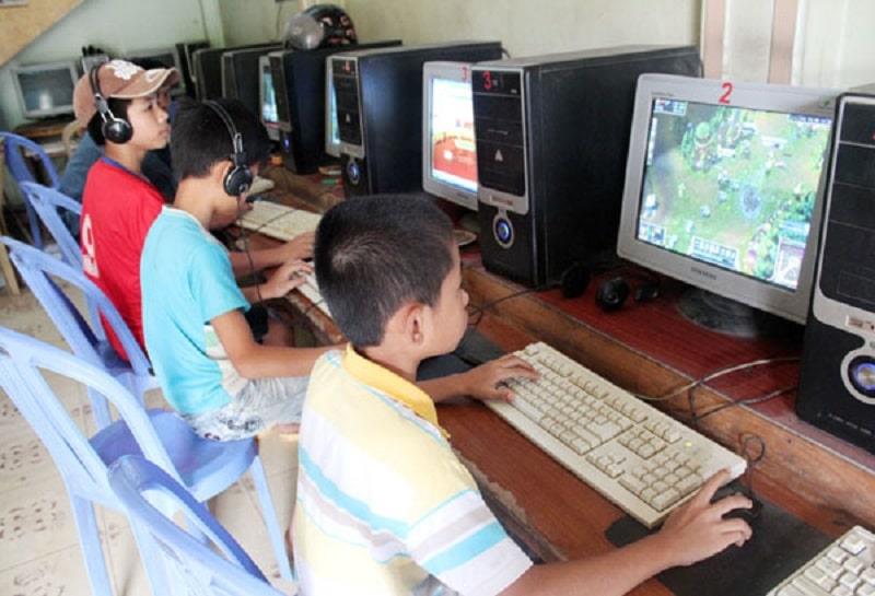 Con chán học nên tìm chơi game, đến quán net. 