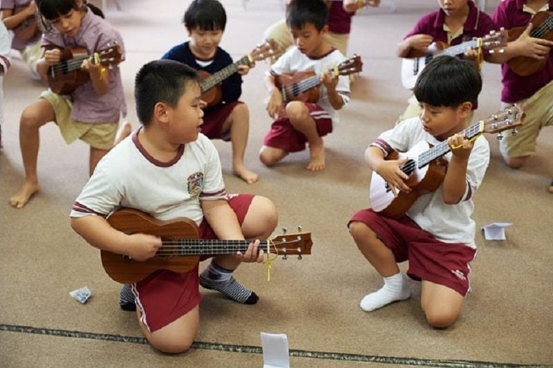 Hoạt động ngoại khóa giúp trẻ làm quen với các bạn khác cùng sở thích tốt hơn. 