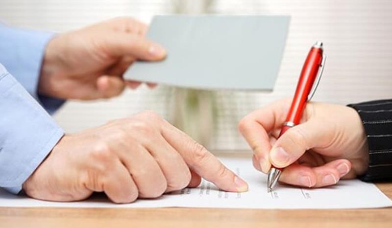 Ai là người lập mẫu thông báo kết quả thử việc