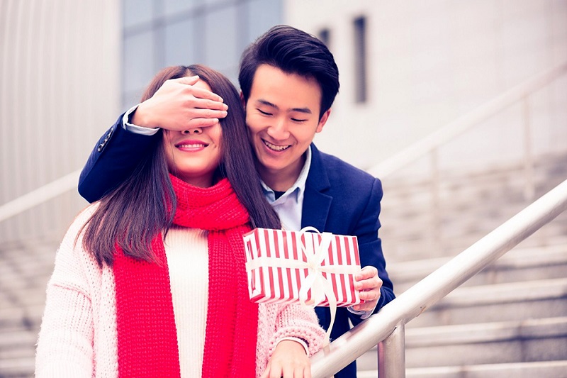 Ai là người tặng quà