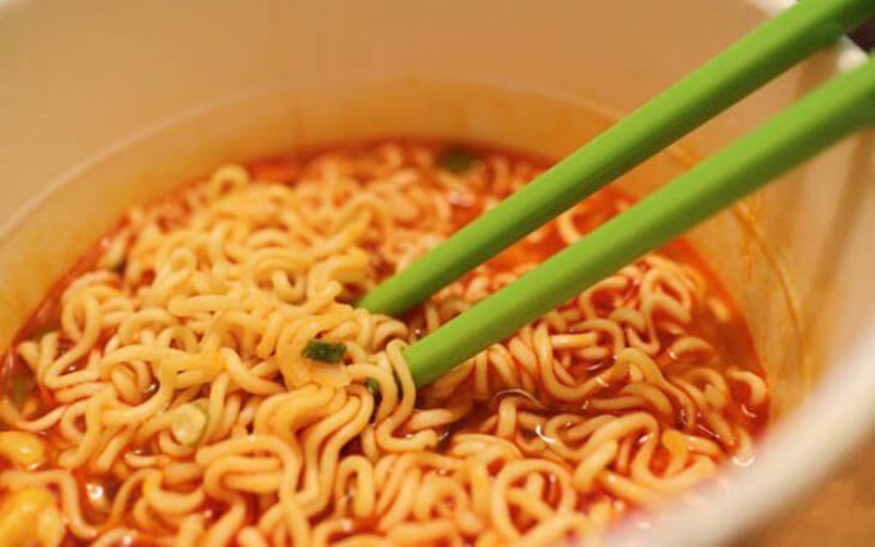 Úp mì làm bữa ăn sáng