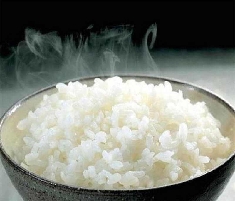 Dùng cơm nóng sẽ giúp đẩy xương cá ra khỏi vị trí mắc 