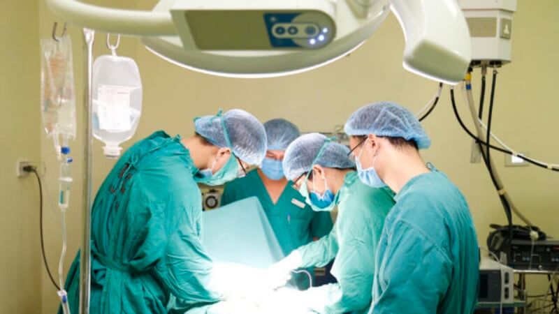 Bác sĩ ngoại khoa làm việc ở khoa ngoại