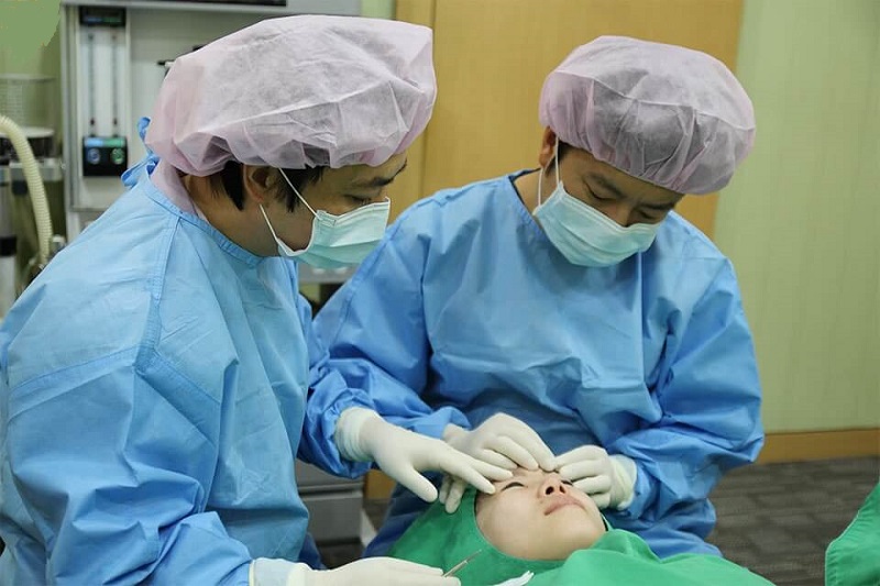 Bác sĩ thẩm mỹ thi khối nào