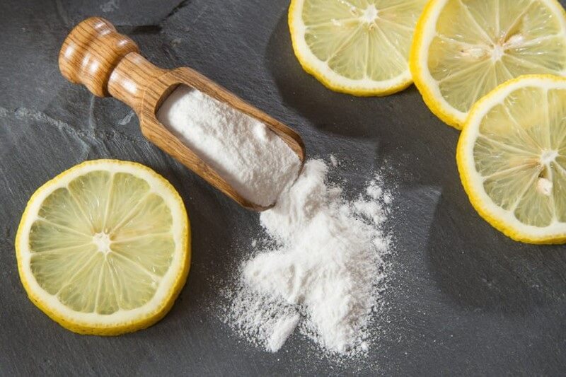 Xử lý vết mốc với bột baking soda và chanh tươi