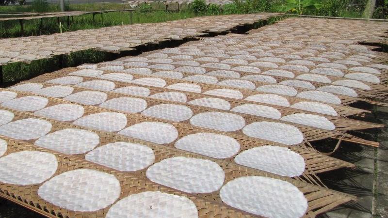 Bánh tráng là nguyên liệu quen thuộc với nhiều người