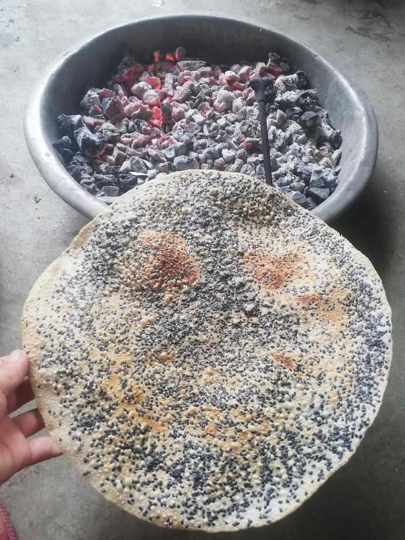 Bánh tráng mè đen thơm ngon