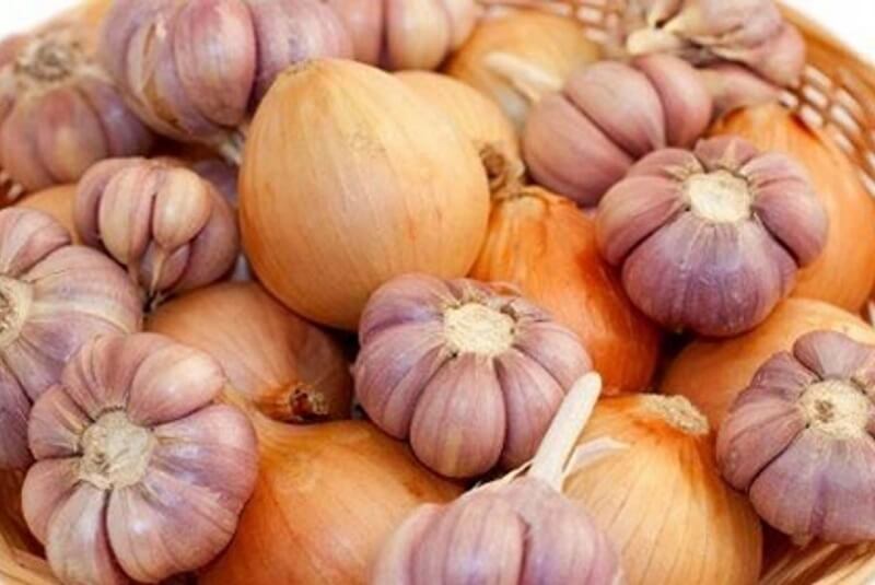 Bảo quản hành tỏi đúng cách tránh bị mọc mầm ảnh hưởng tới hương vị của hành tỏi