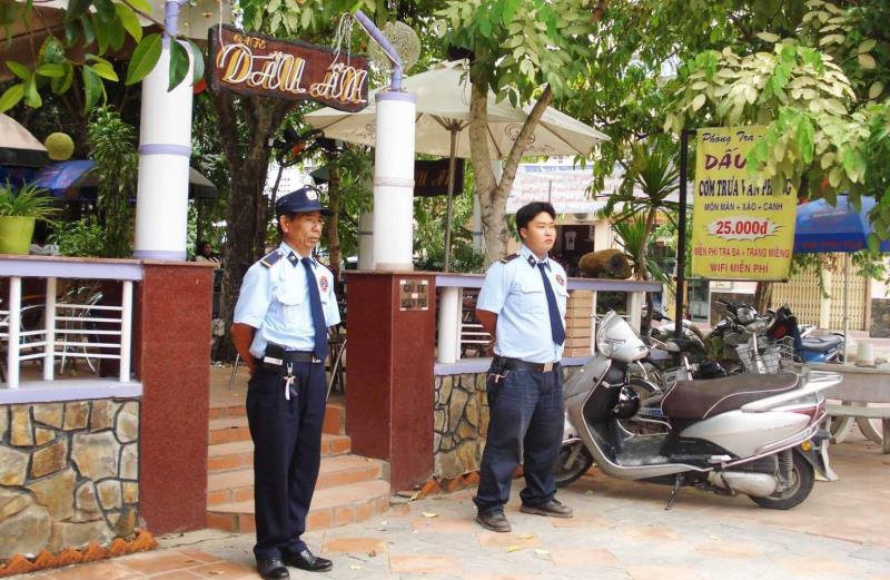 Bảo vệ quán cafe cần có thái độ và tác phong làm việc chuyên nghiệp