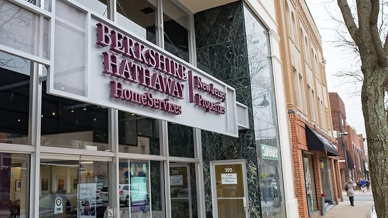 Berkshire Hathaway là công ty gì?