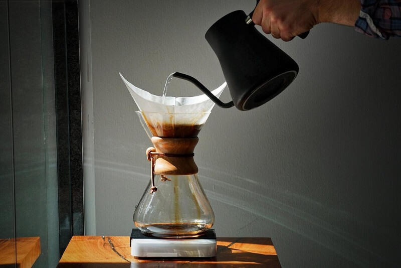 Kỹ thuật pha cà phê Pour Over bằng bình Chemex rất phức tạp