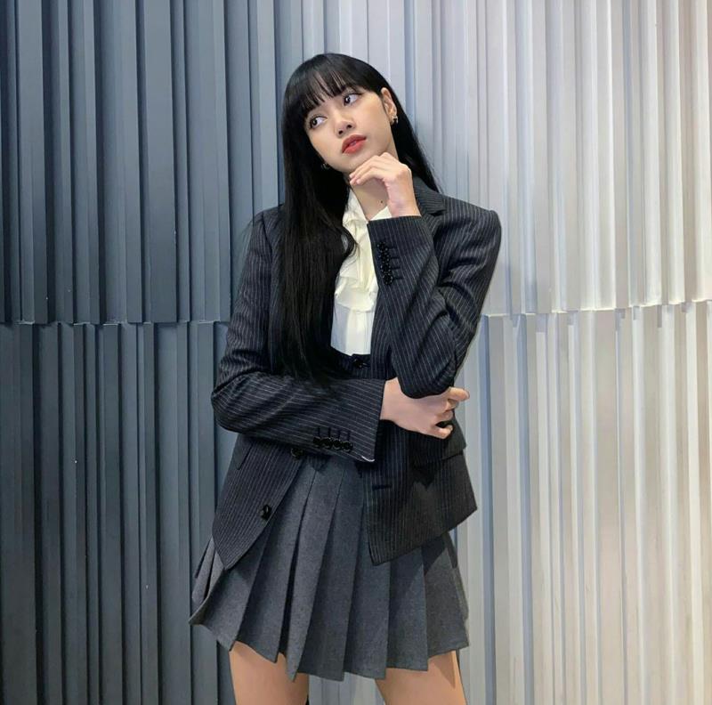 Áo blazer đi cùng chân váy