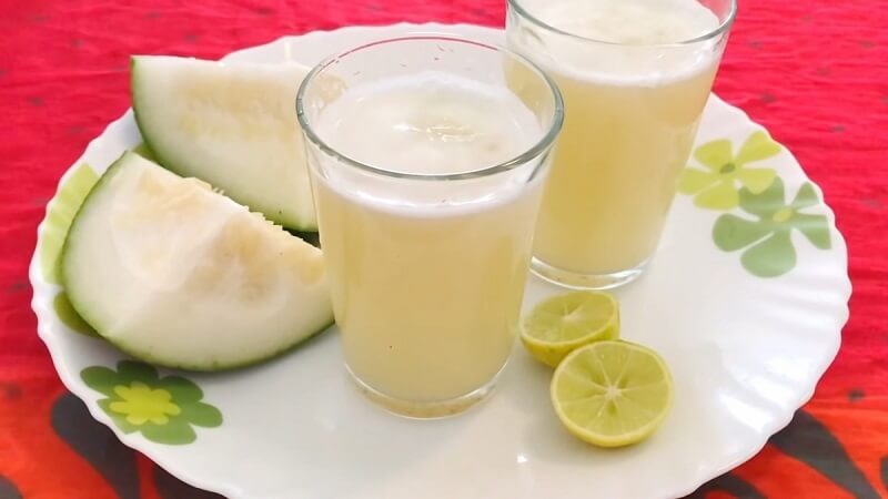 Bỏ thêm chanh vào nước ép bí đao để thức uống thêm ngon hơn