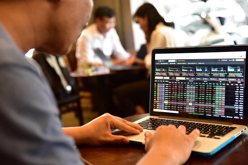 Các nhà đầu tư cùng bắt đáy