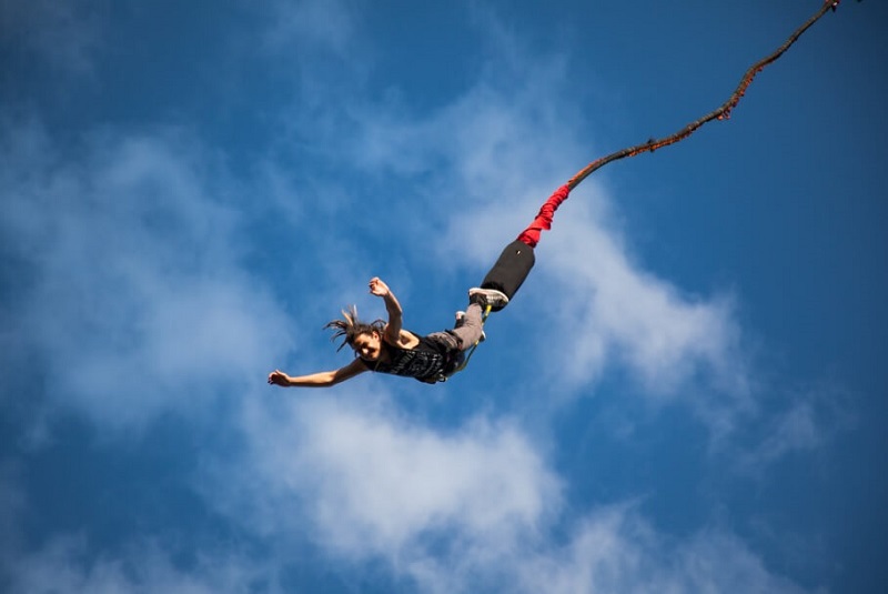 Bungee jumping là gì? Điều hấp dẫn ở trò chơi mạo hiểm này
