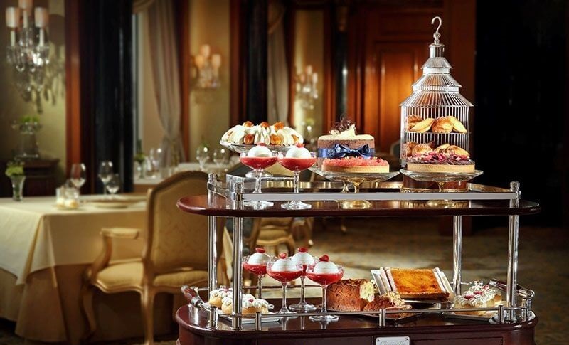 Phục vụ trong nhà hàng với xe đẩy