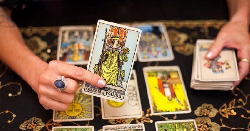 Những yếu tố nào liên quan tới hoạt động bói bài Tarot