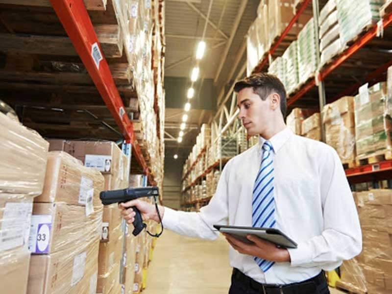 QC đang kiểm tra chất lượng sản phẩm