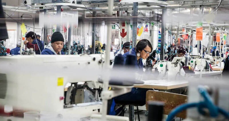 Công đoạn cắt vải