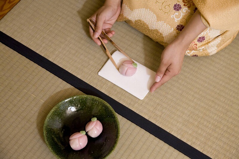 Người Nhật sẽ ăn một miếng bánh trước khi thưởng trà