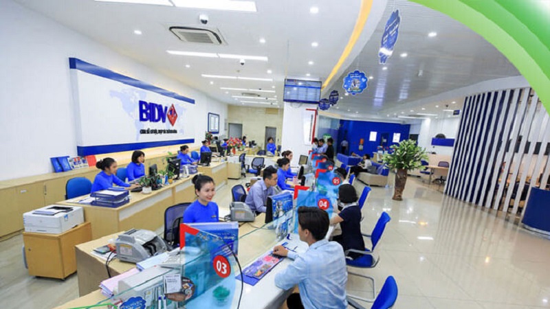 Nhân viên tư vấn cho khách hàng