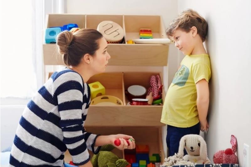 Hình phạt cấm túc con trong nhà