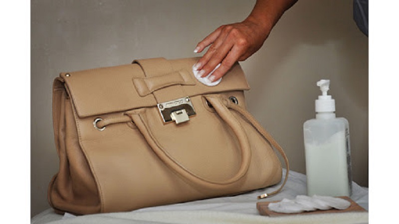 Sử dụng chất tẩy hoặc bột giặt với những vết ố hay vết bẩn khó 