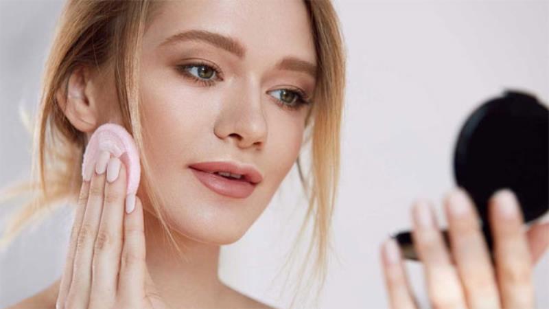 Nếu bạn trang điểm má hồng quá tay thì nên dùng Cushion để chữa