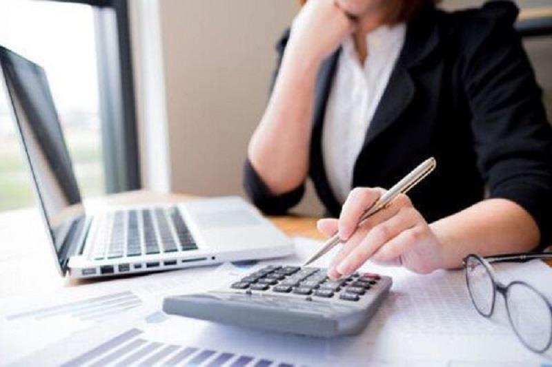 Căn cứ chồng làm giám đốc, vợ làm kế toán trưởng