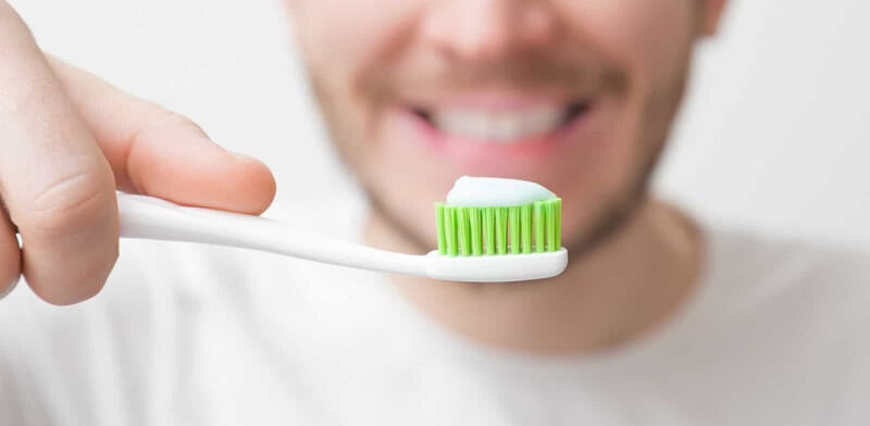 Không nên dùng muối để thay thế kem đánh răng