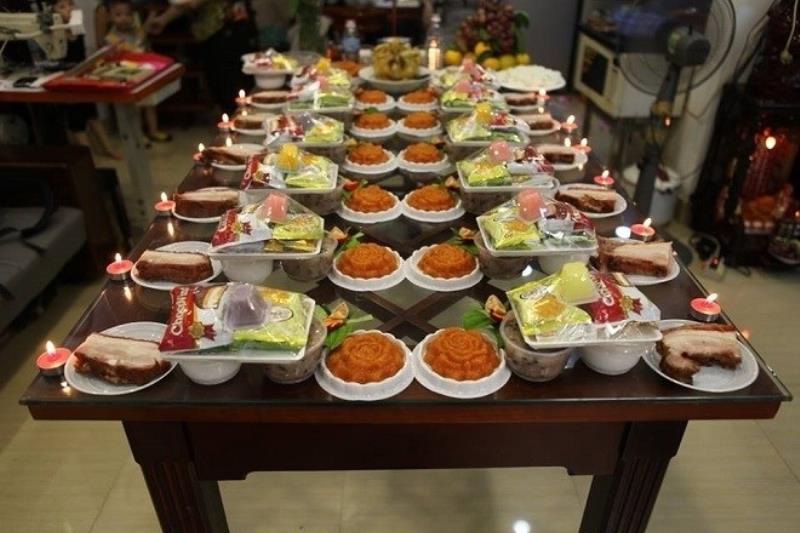 Chuẩn bị mâm cúng thôi nôi trong nhà
