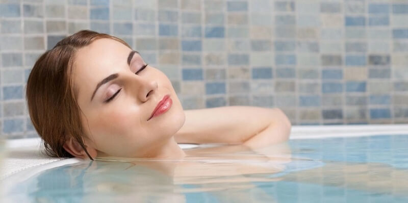 Công dụng tuyệt vời từ việc tắm bằng nước muối