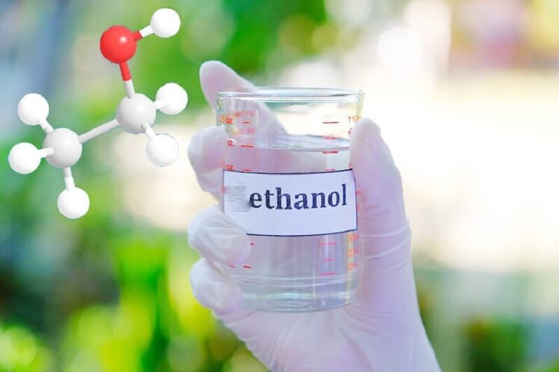 Cồn ethanol khiến da bị mất nước và khô nhanh