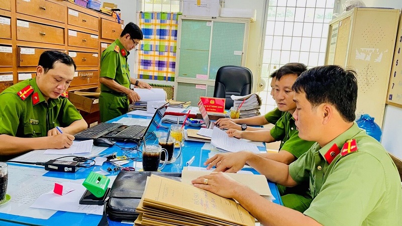 Gửi hồ sơ tới cơ quan công an tại địa phương