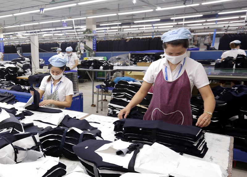 Công nhân đi làm xa