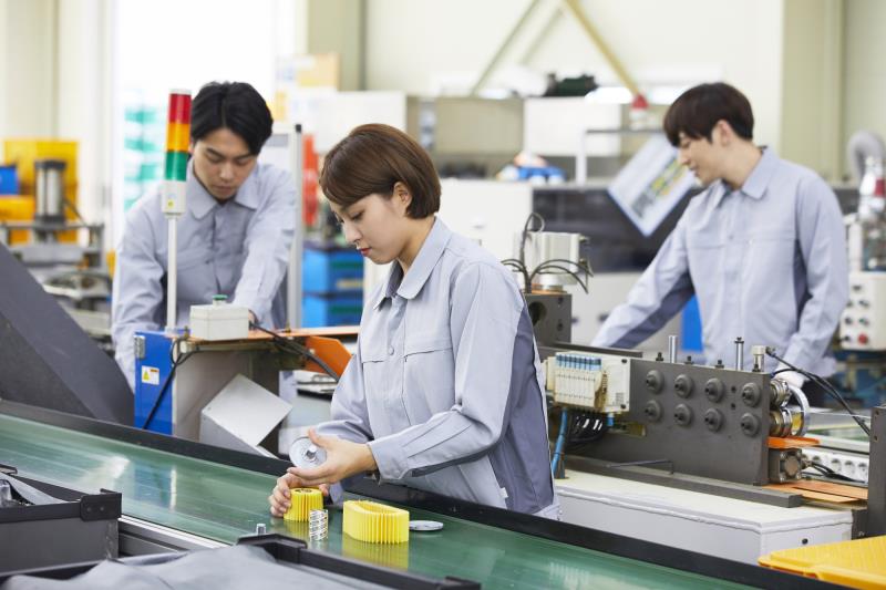 Công nhân sản xuất đảm bảo công tác vệ sinh khu vực làm việc