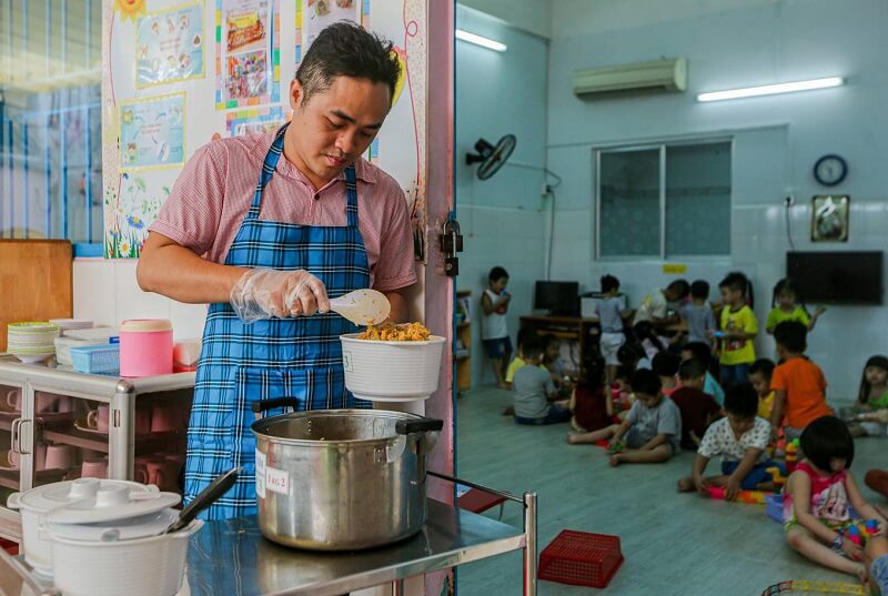 Đảm bảo các món ăn ngon giúp kích thích trẻ được ăn ngon miệng là nhiệm vụ của người cấp dưỡng mầm non