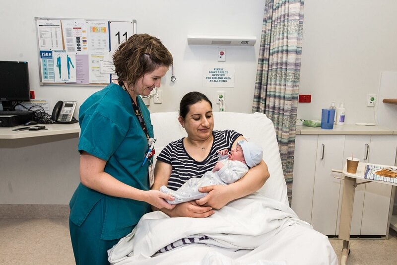 Công việc của nữ hộ sinh chủ yếu là chăm sóc mẹ và bé