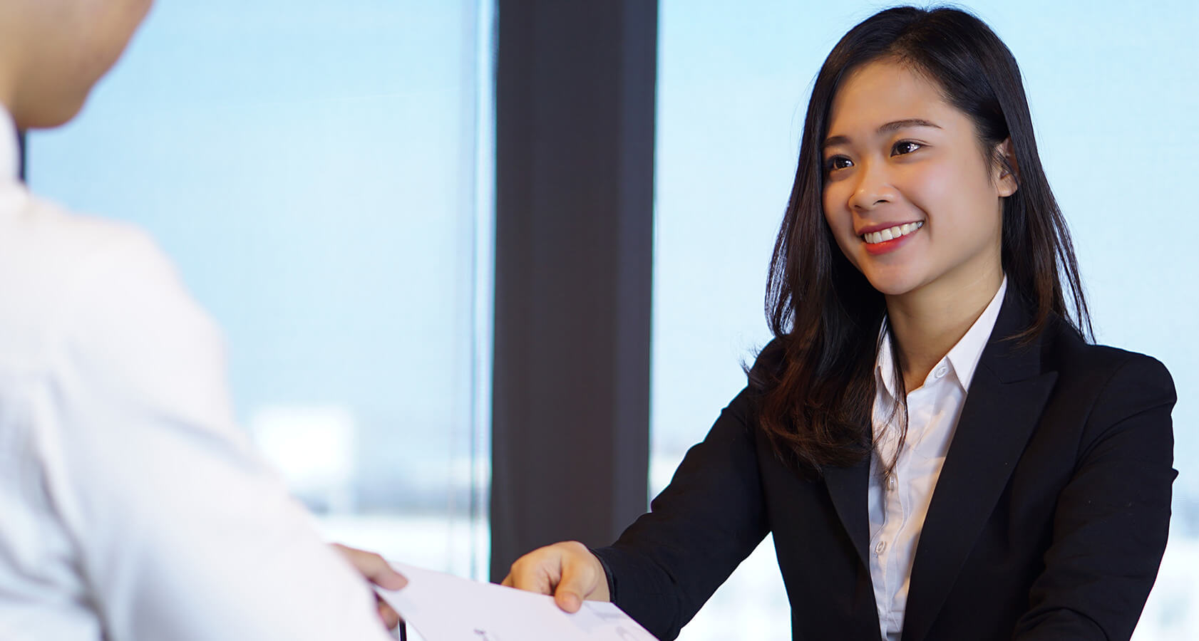 Nhân viên hành chính lễ tân là bộ mặt đại diện cho toàn doanh nghiệp