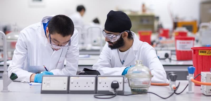 Thực hiện các công tác liên quan tới hóa học ở trong cộng đồng