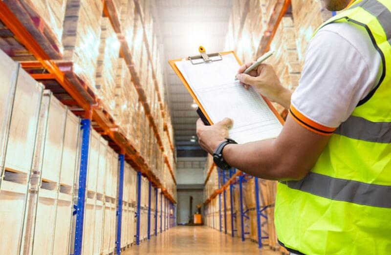 Tiến hành kiểm tra hàng hóa