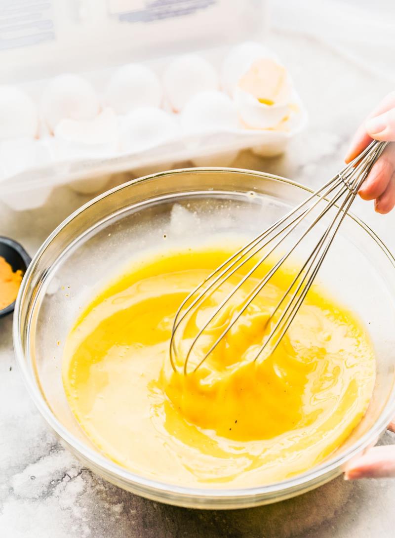 Nên đánh nhuyễn lòng đỏ và lòng trắng của quả trứng nếu rán bằng dầu